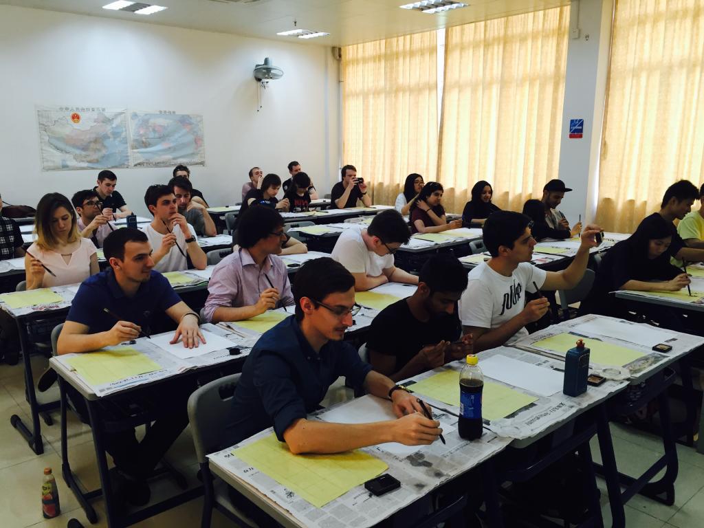 英国团师生在尝试握笔姿势