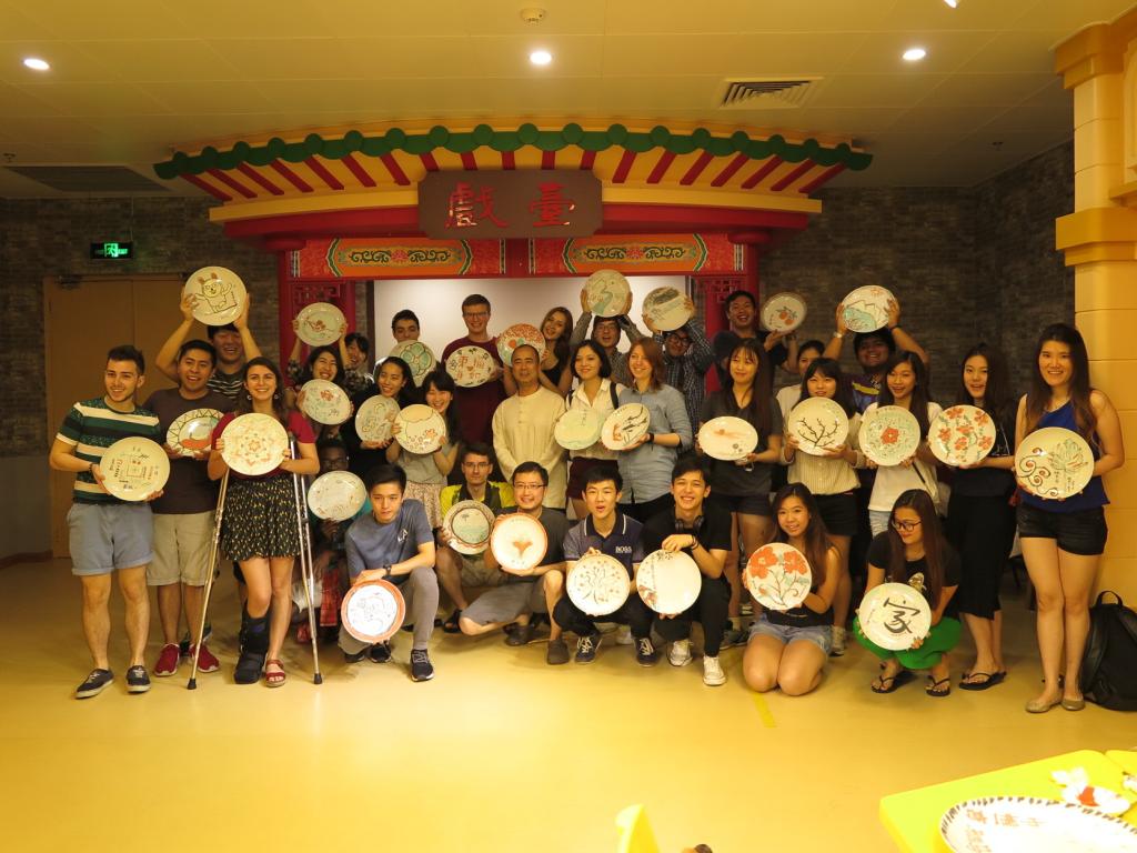 留学生们与作品合影