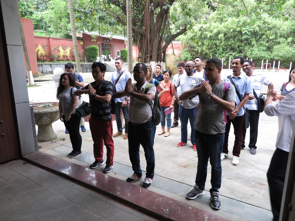 要肃静行礼后方能进馆