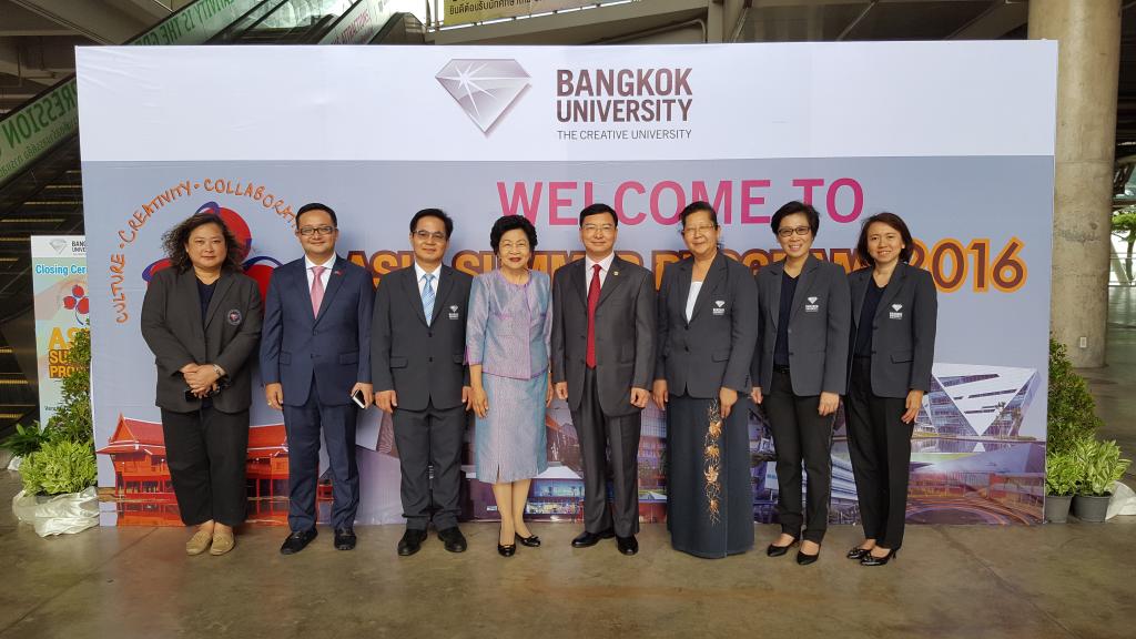 我校代表与曼谷大学领导在ASP仪式现场合影留念