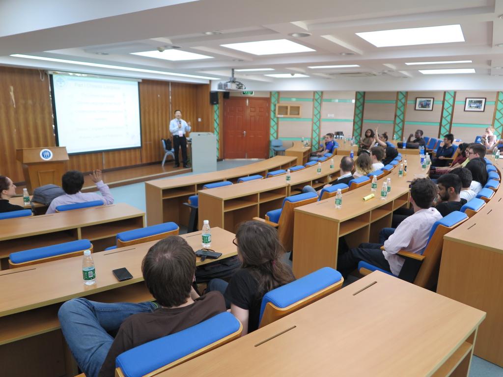 考文垂大学师生举手提问