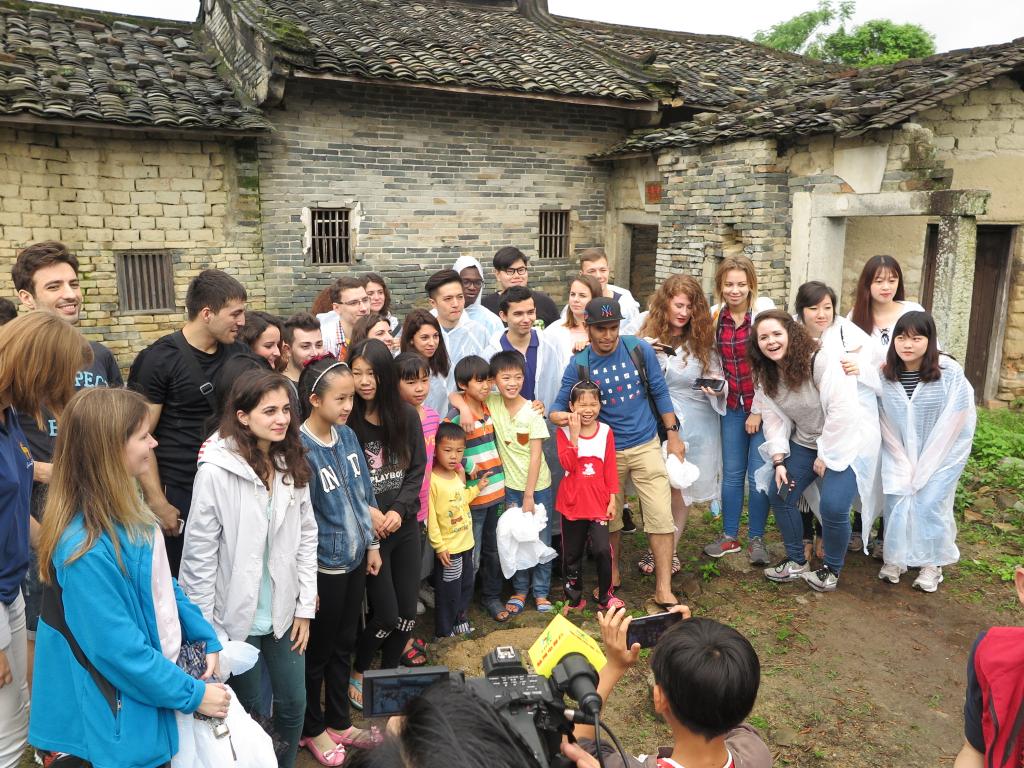 留学生们与当地村民合影