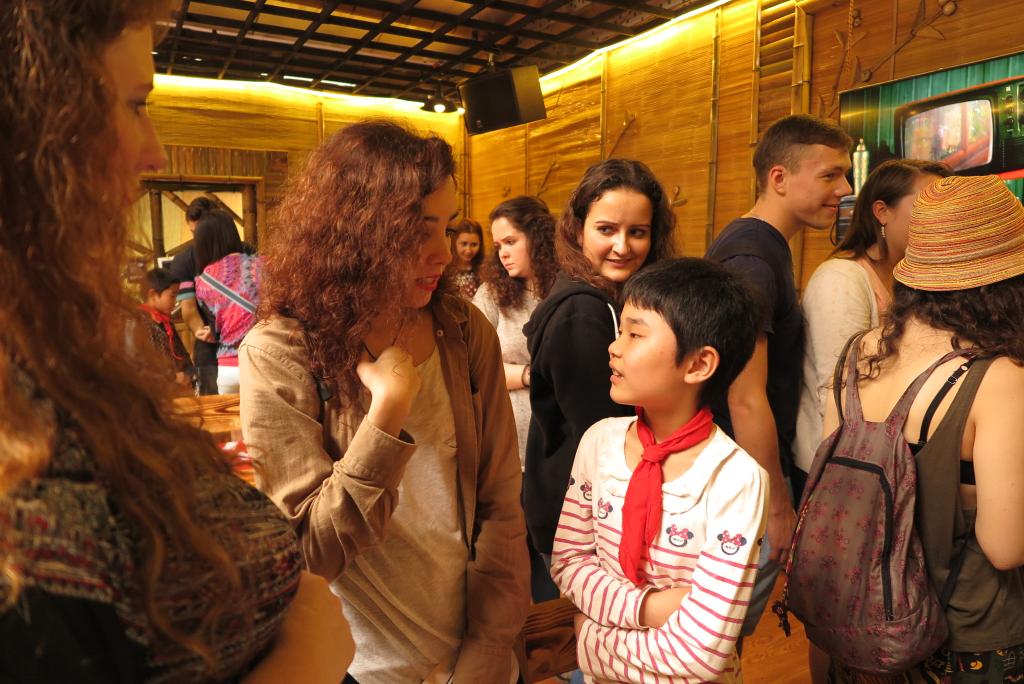 西班牙留学生伊人与小伙伴交流