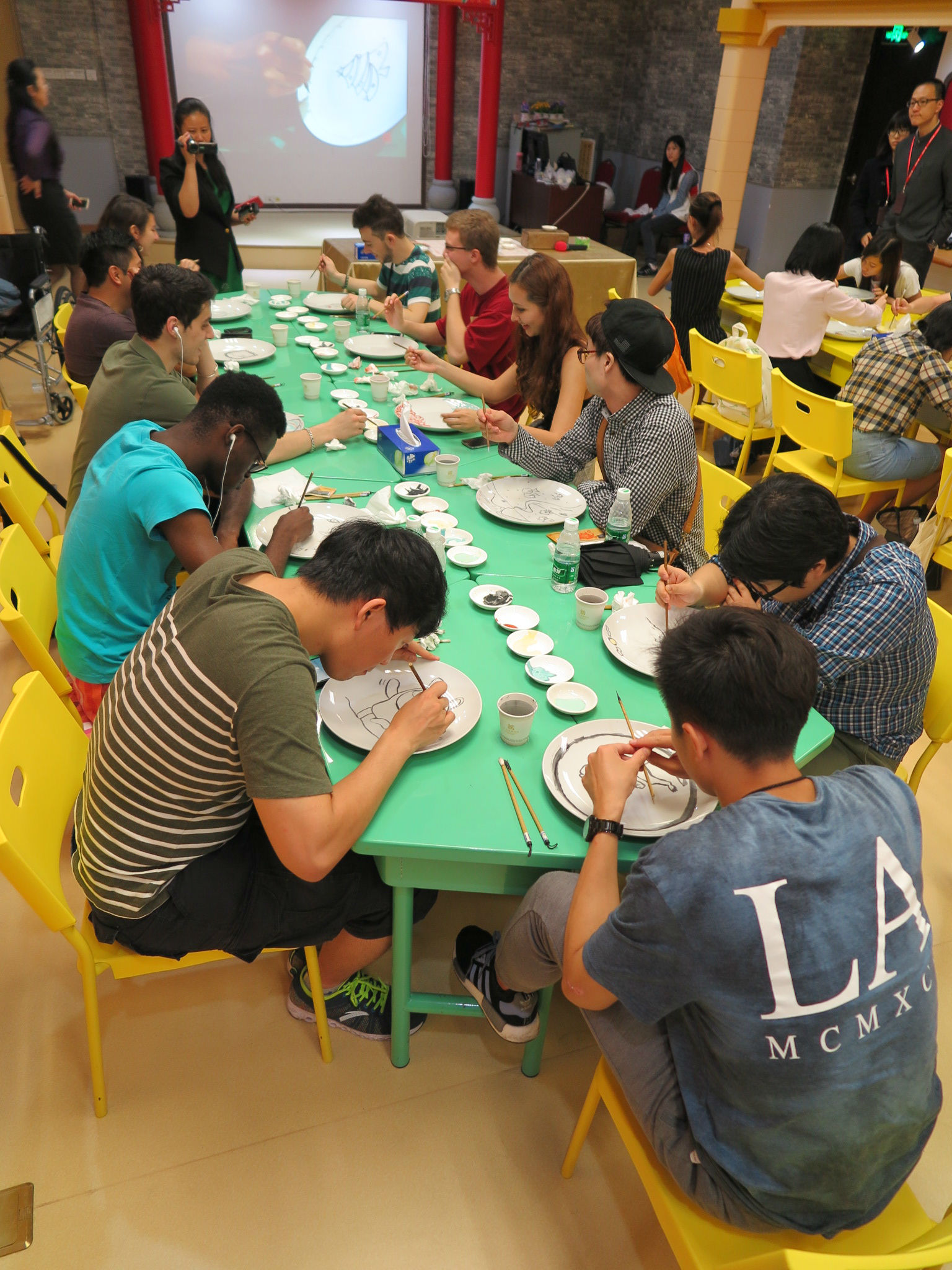 留学生们在专心制作