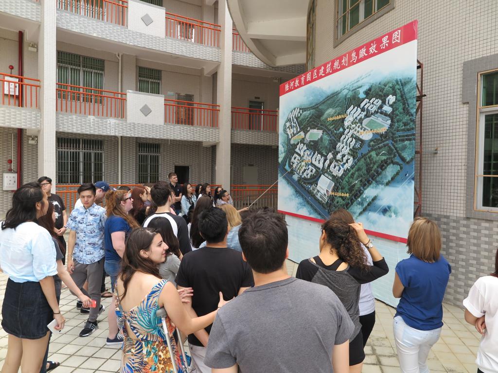 陆河中学副校长柏振江在介绍教育园区