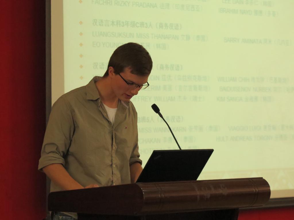 美国留学生罗凯代表全体交换生发言