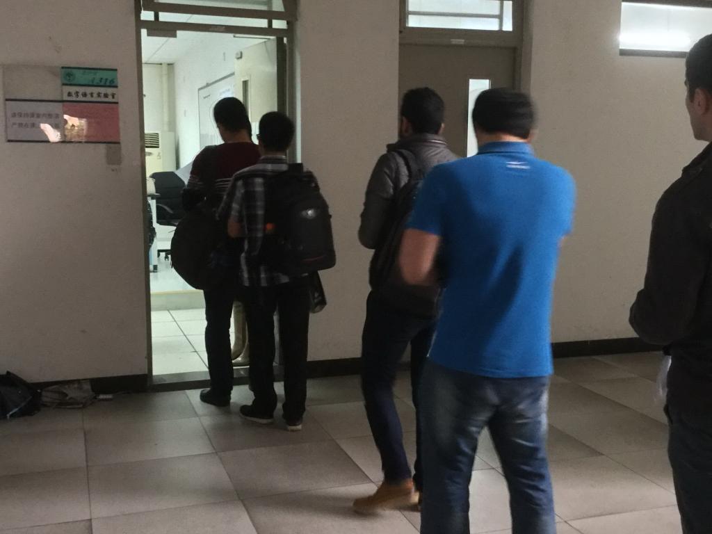 考生有序排队进场