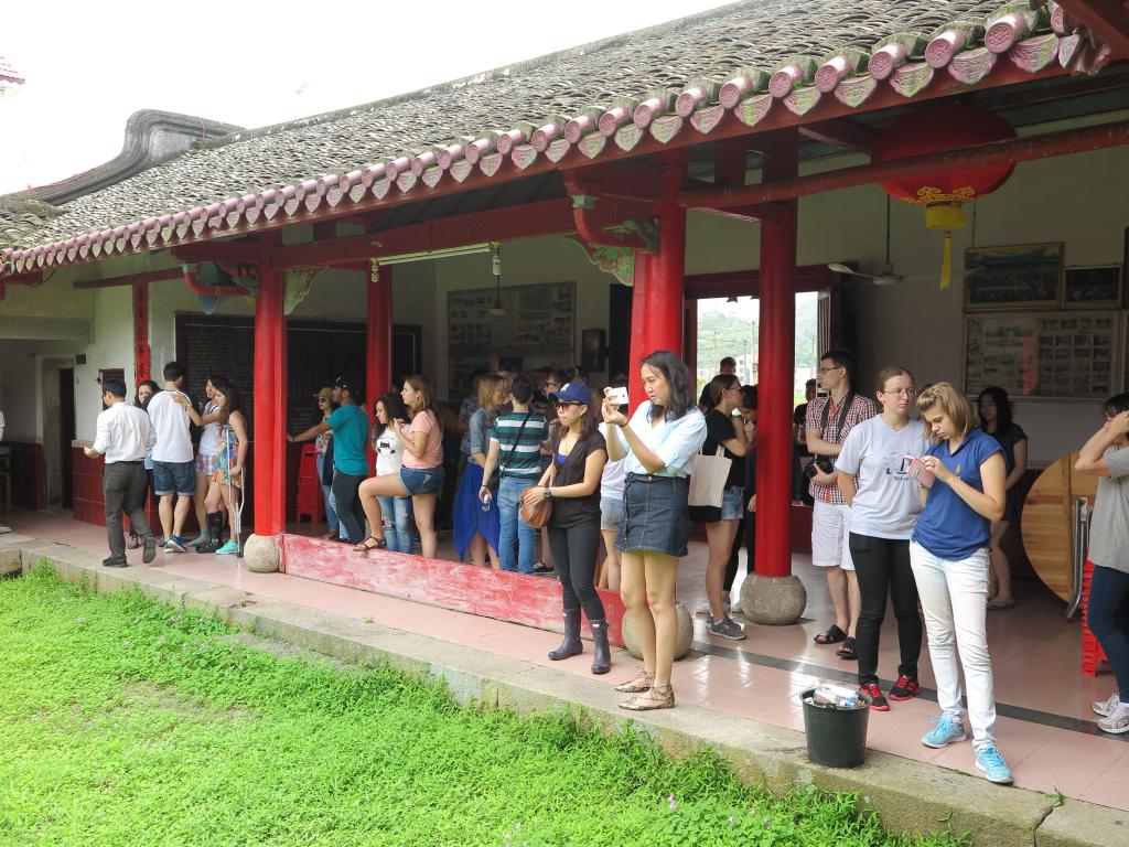 留学生在祠内驻足乘凉