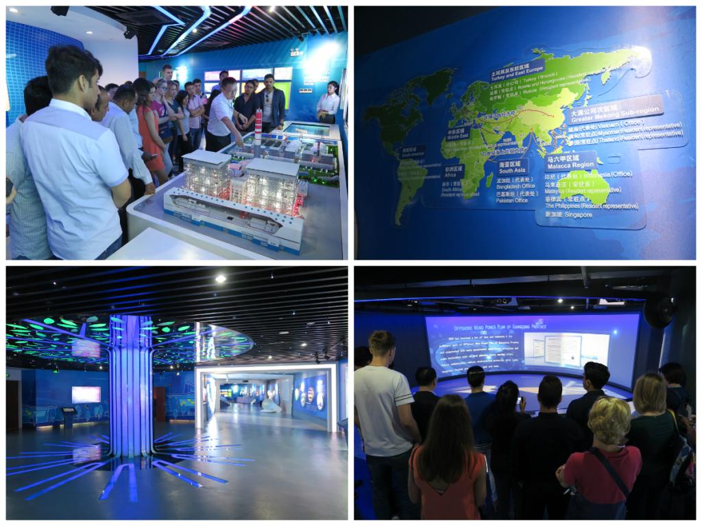 一行人参观展厅