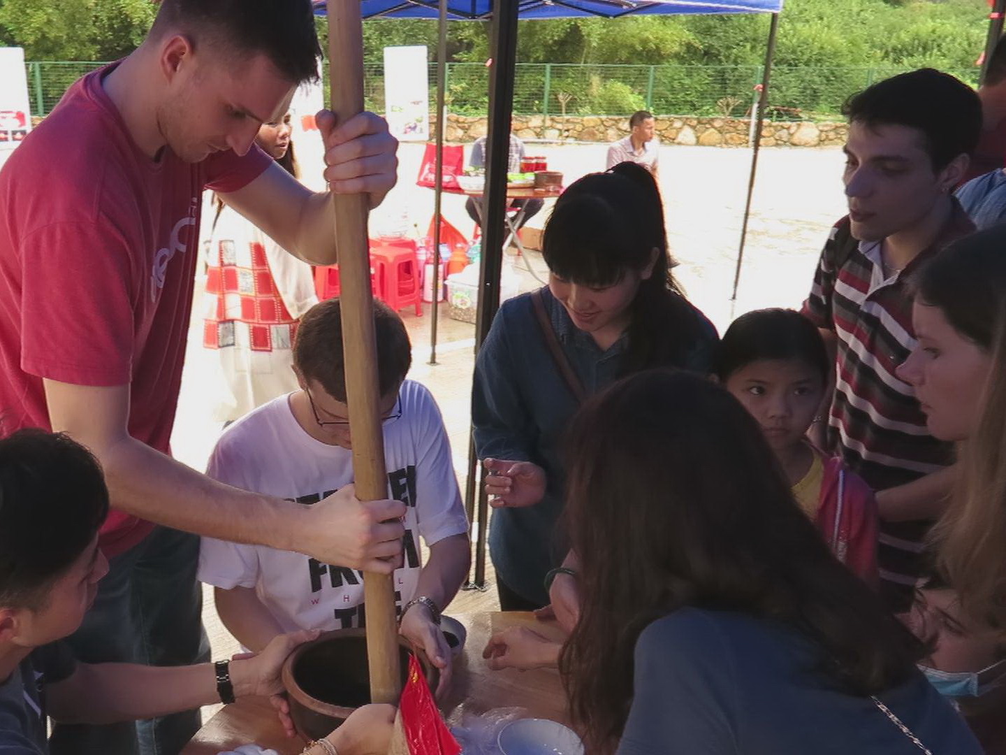 留学生在尝试制作擂茶