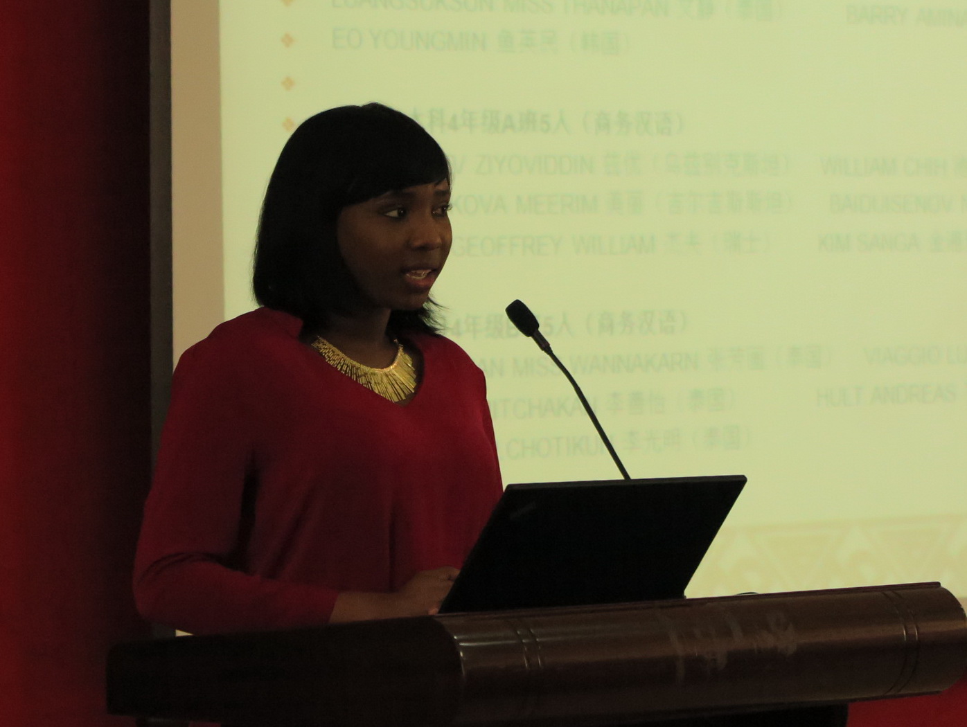 学历生代表几内亚留学生阿米发言