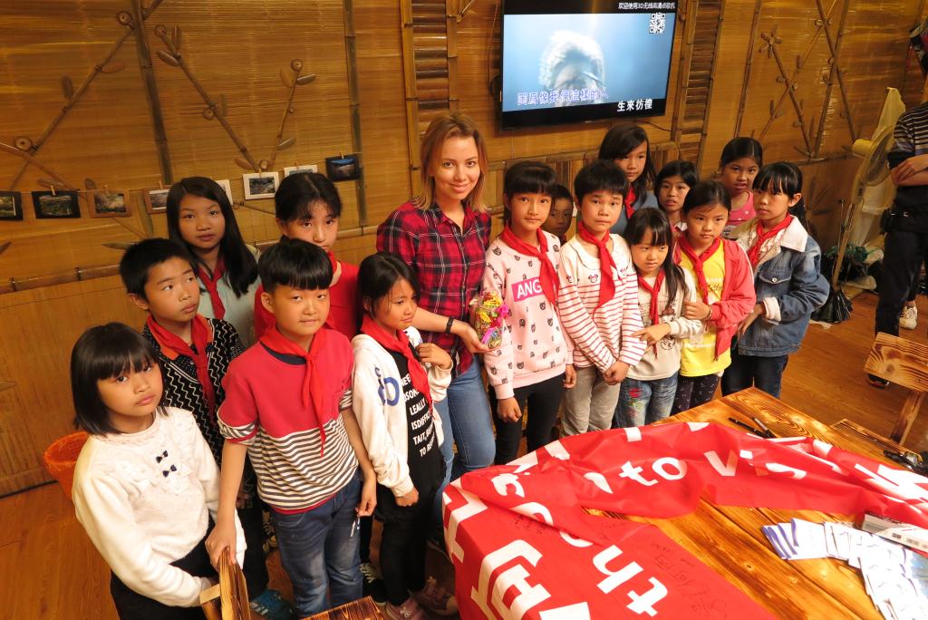 小学生们送给留学生们一瓶亲手叠的千纸鹤