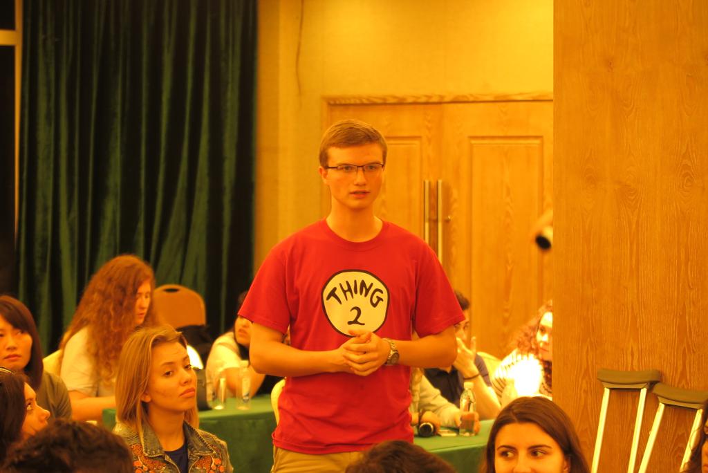 美国留学生罗凯提出关于水唇镇教育状况的问题