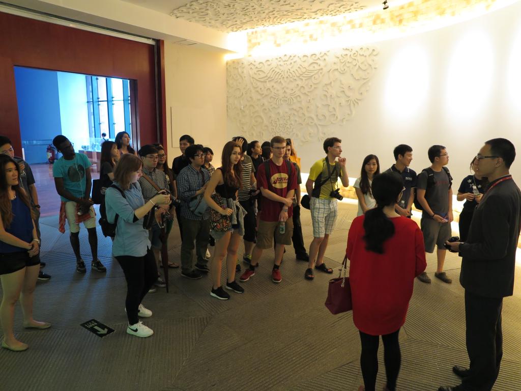 留学生们在听讲解员介绍