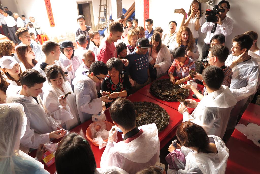 留学生们在品尝当地美食艾茸粄
