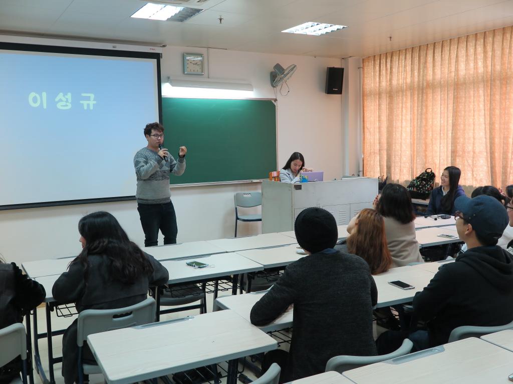 湖西大学冬令营班长李晟圭在自我介绍