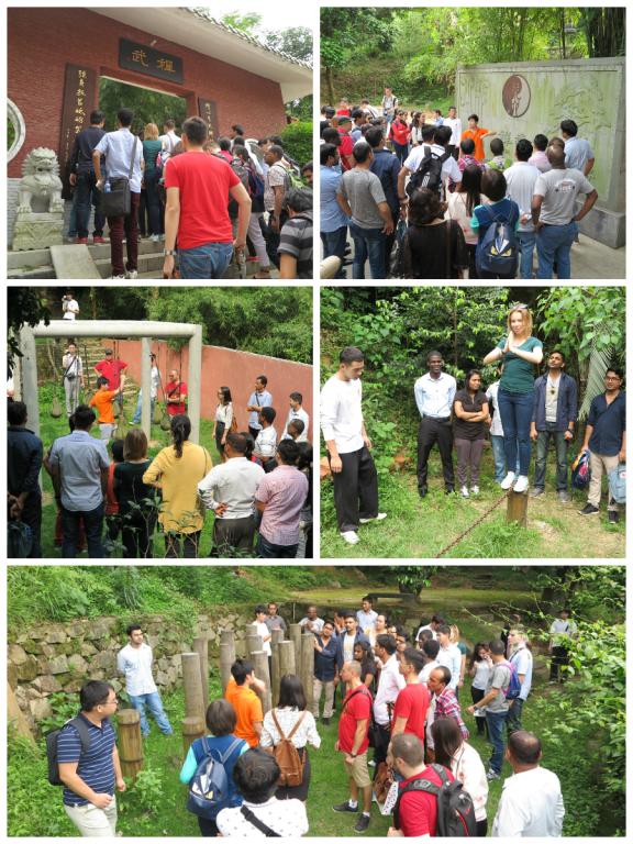 留学生们在习武区尝试各种道具