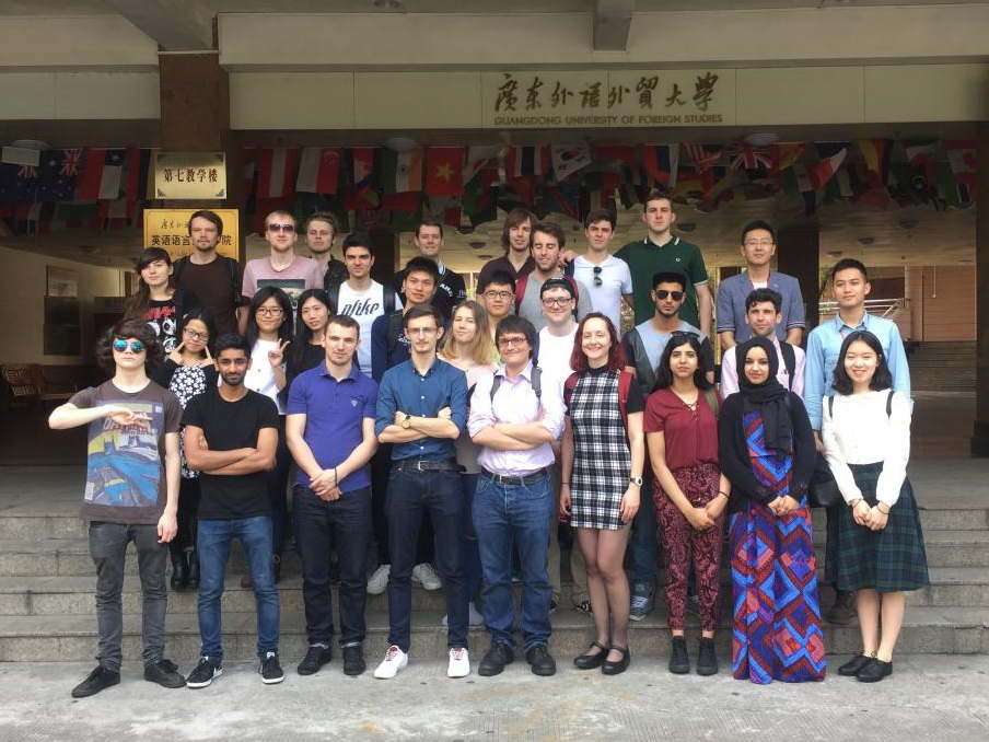 第七教学楼前合影留念