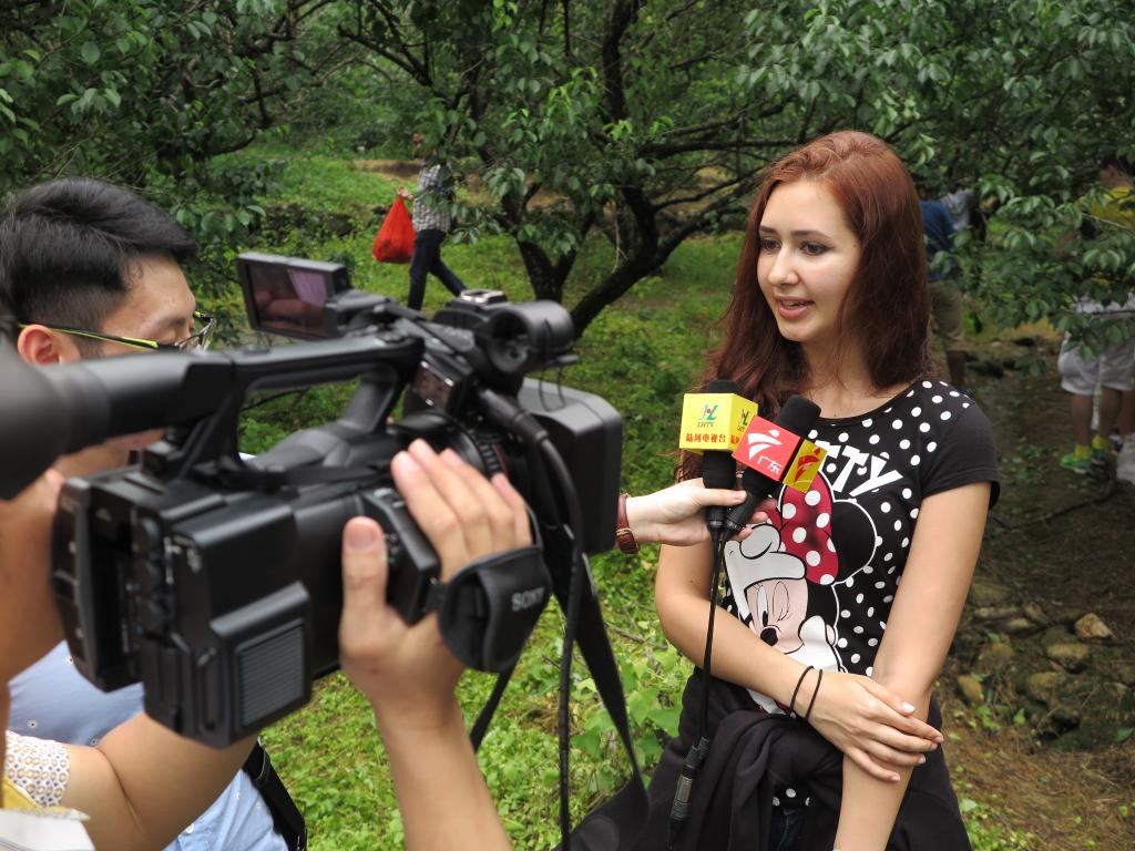 俄罗斯留学生玛利亚接受电视台采访