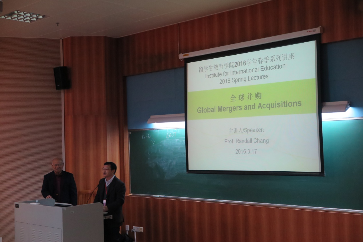 梁学宏院长向同学们介绍Randall教授