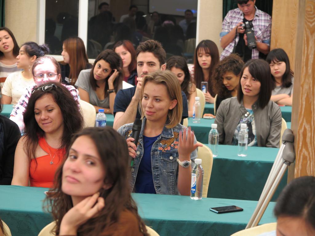 俄罗斯学生奥利亚提出关于水唇镇特色美食的问题