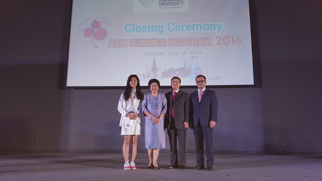 闭幕式上合影(从左到右:广外学生代表梁晓晴,曼谷大学前校长玛塔娜博士,留学生院梁学宏院长,曼谷大学校长助理谢华博士)