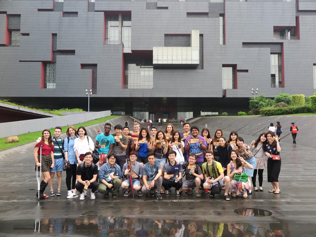 师生一行在广东省博物馆前合影