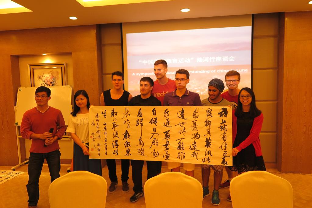 留学生们与书法作品合影(左一为朱伟煌老师)