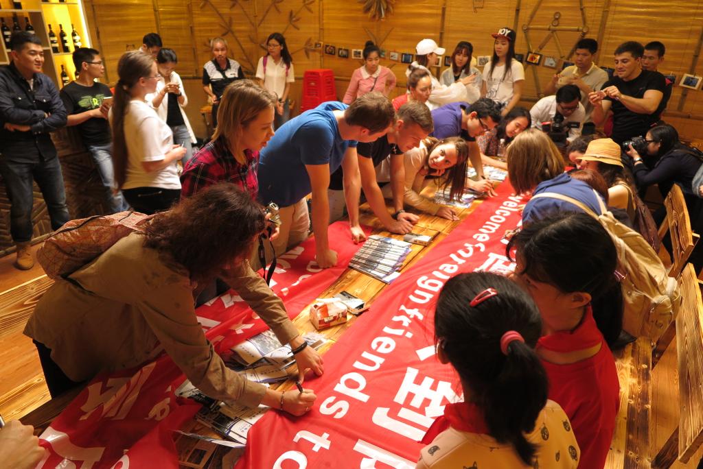 留学生们在横幅和明信片留下祝福