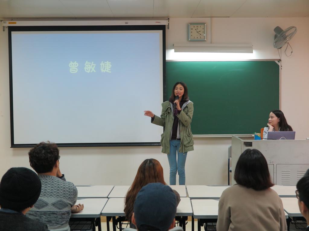 我校朝鲜语大一学生曾敏婕在自我介绍