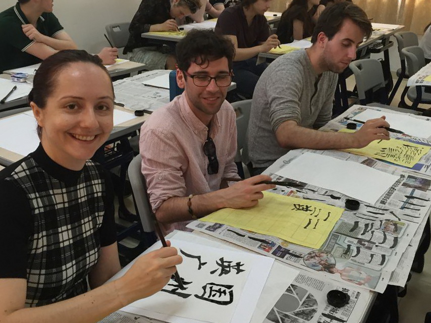 英国团师生在尝试书写“英国”、“广州”、“考文垂”等文字