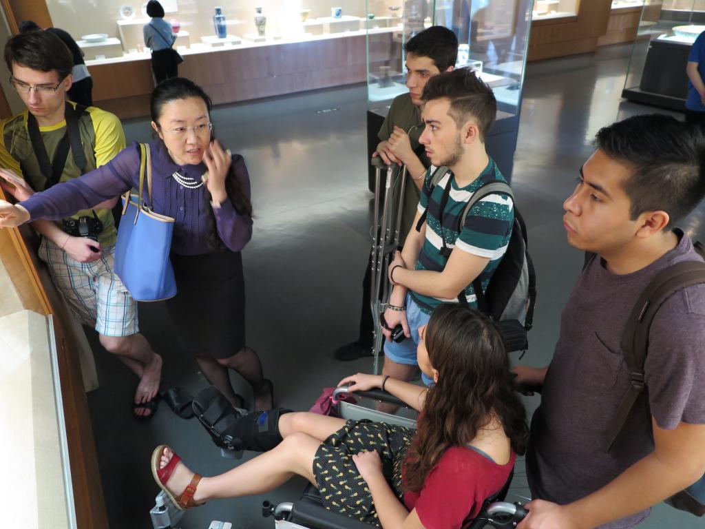 广技师图书馆回雁雁馆长用英语为留学生们介绍展品