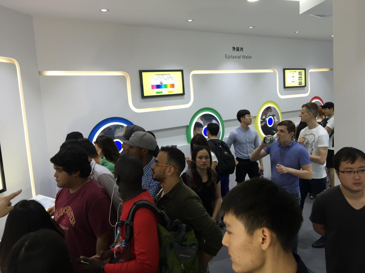 学生们在参观展厅