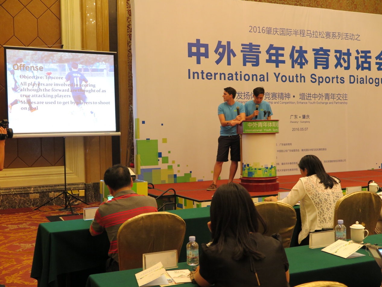 巴西学生FETT HERCULES王大嘟和泰国学生SAE SUE MR THANAT郑智广讲述足球