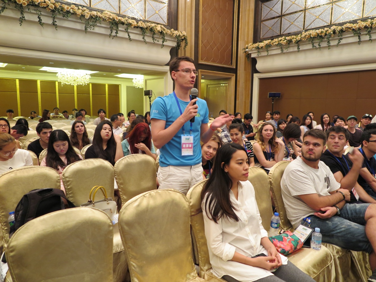 Q&A环节俄罗斯学生NYUKHALOV DZHON钟伟浩提问