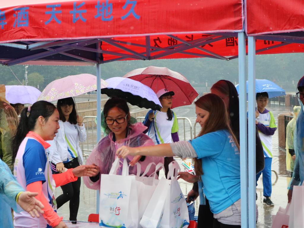 国外志愿者派发物资