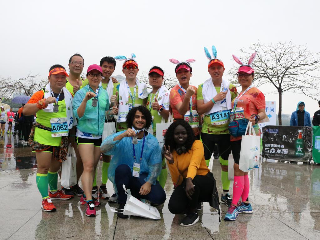 与马拉松选手合影