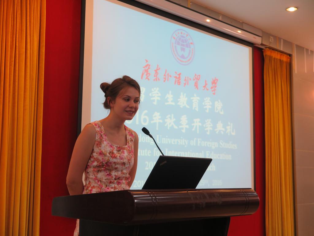 俄罗斯留学生凯瑟琳代表全体新生发言