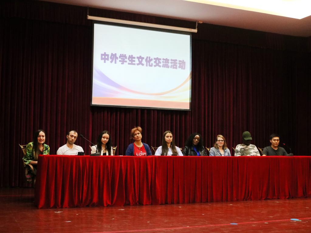 来自六个国家的九名留学生在台上与中学师生互动