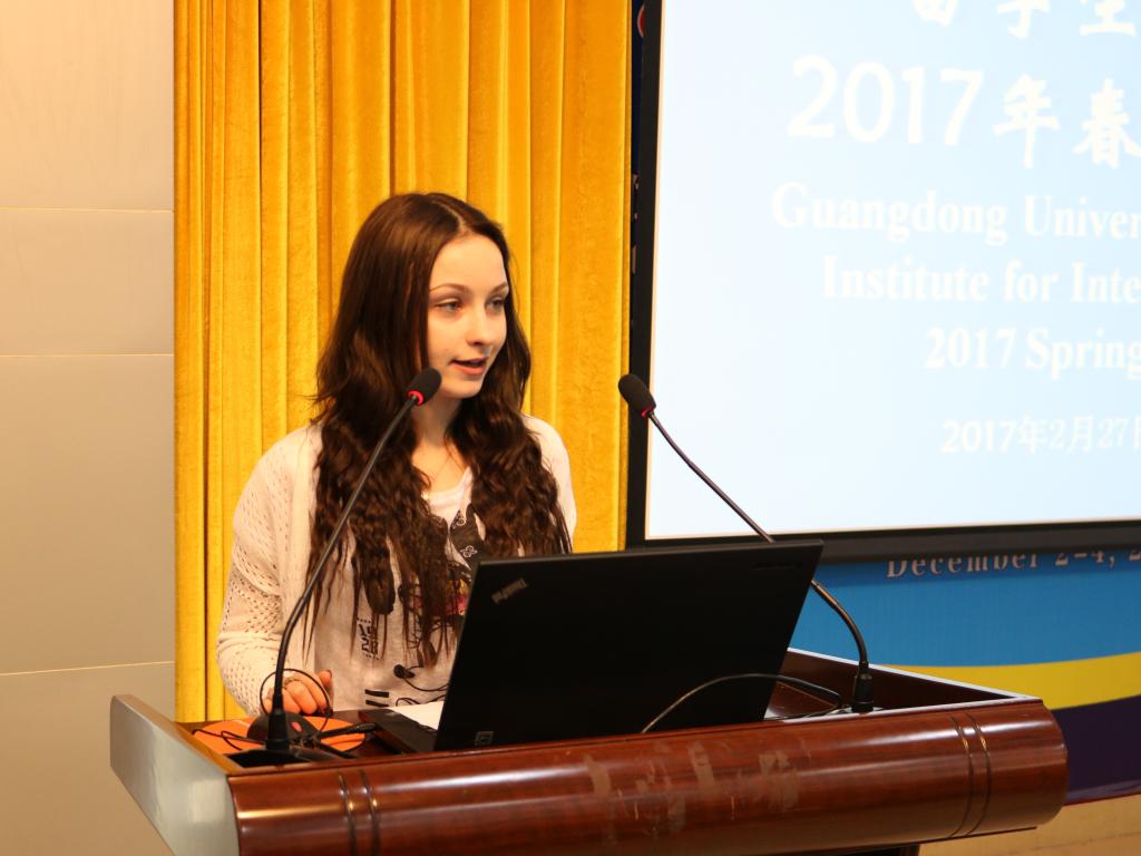 俄罗斯学生吴静姝KOMASHKOANASTASIA代表全体学历生发言