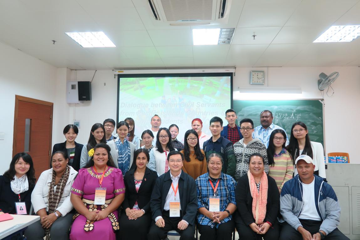 南太行政组公务员与广外师生合影