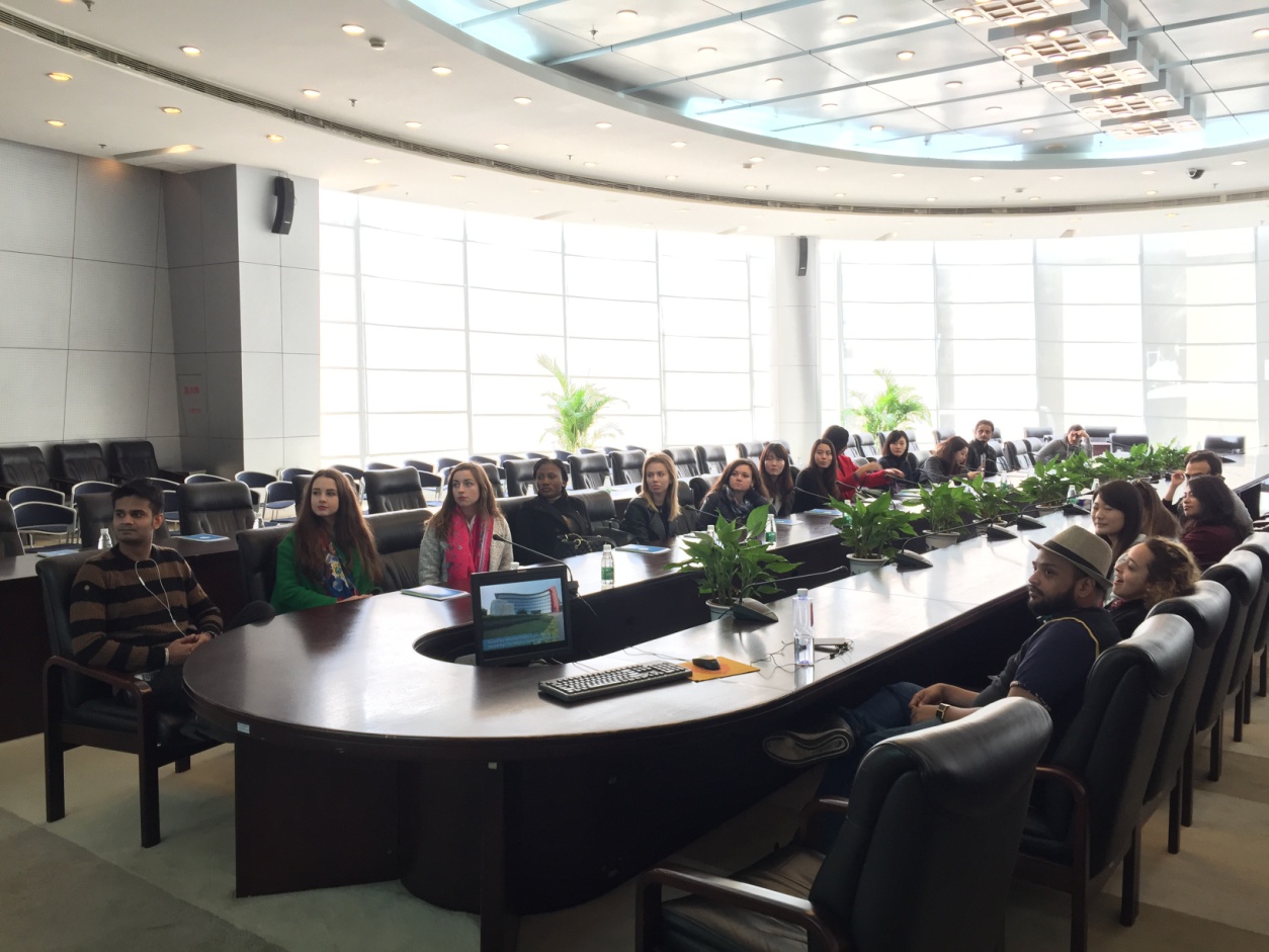 留学生观看关于深圳虚拟大学简介的视频