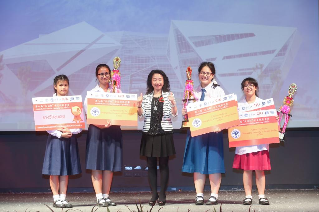 留学生院吴艳副院长为竞赛获奖者颁发奖学金