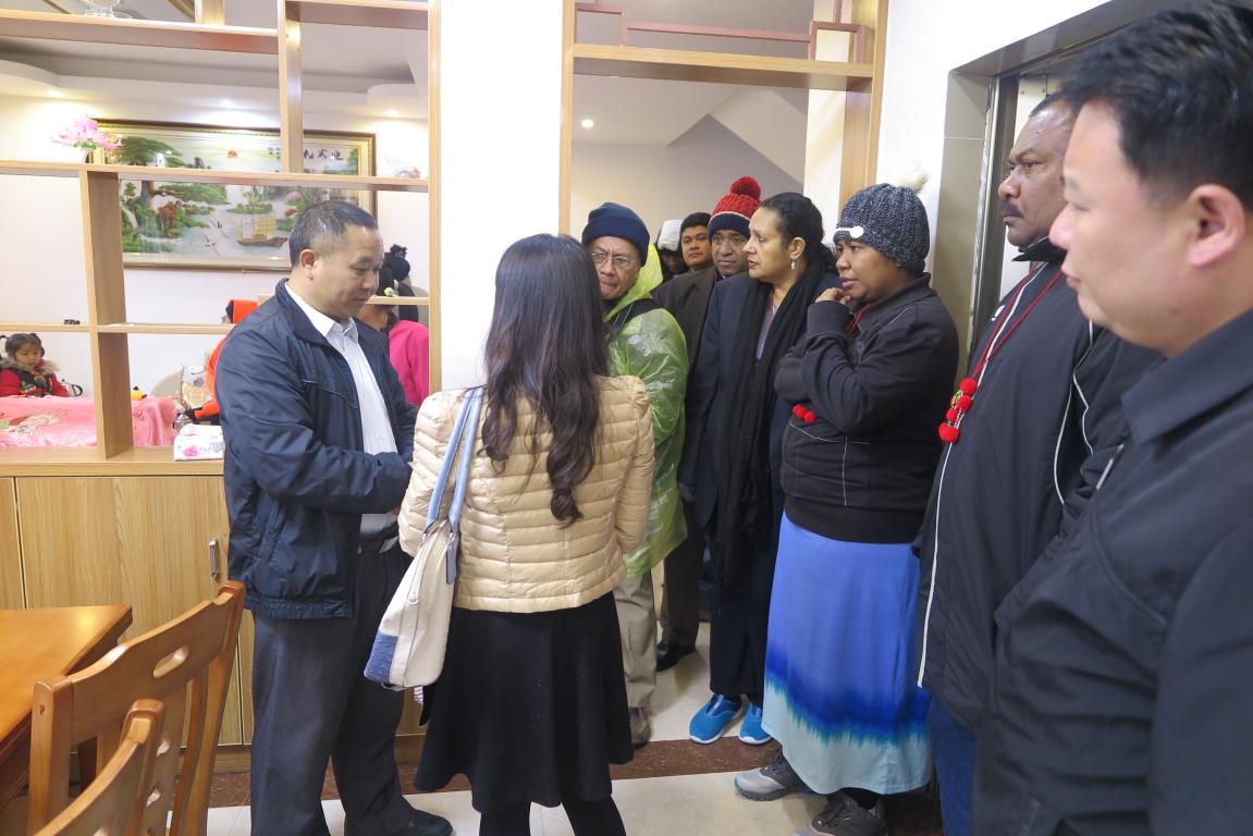 “移动课堂”探访韶关瑶族新村一户人家