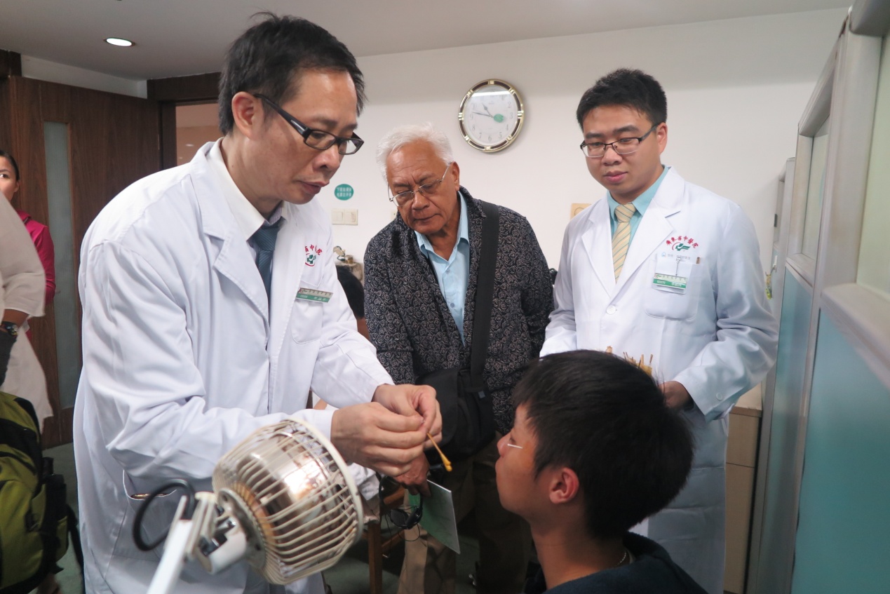 在省中医院观摩中医针灸疗法