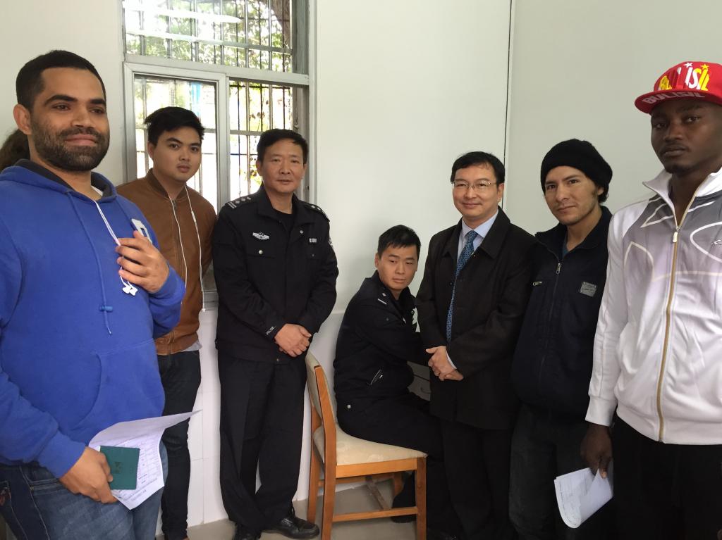 派出所民警演示办理流程