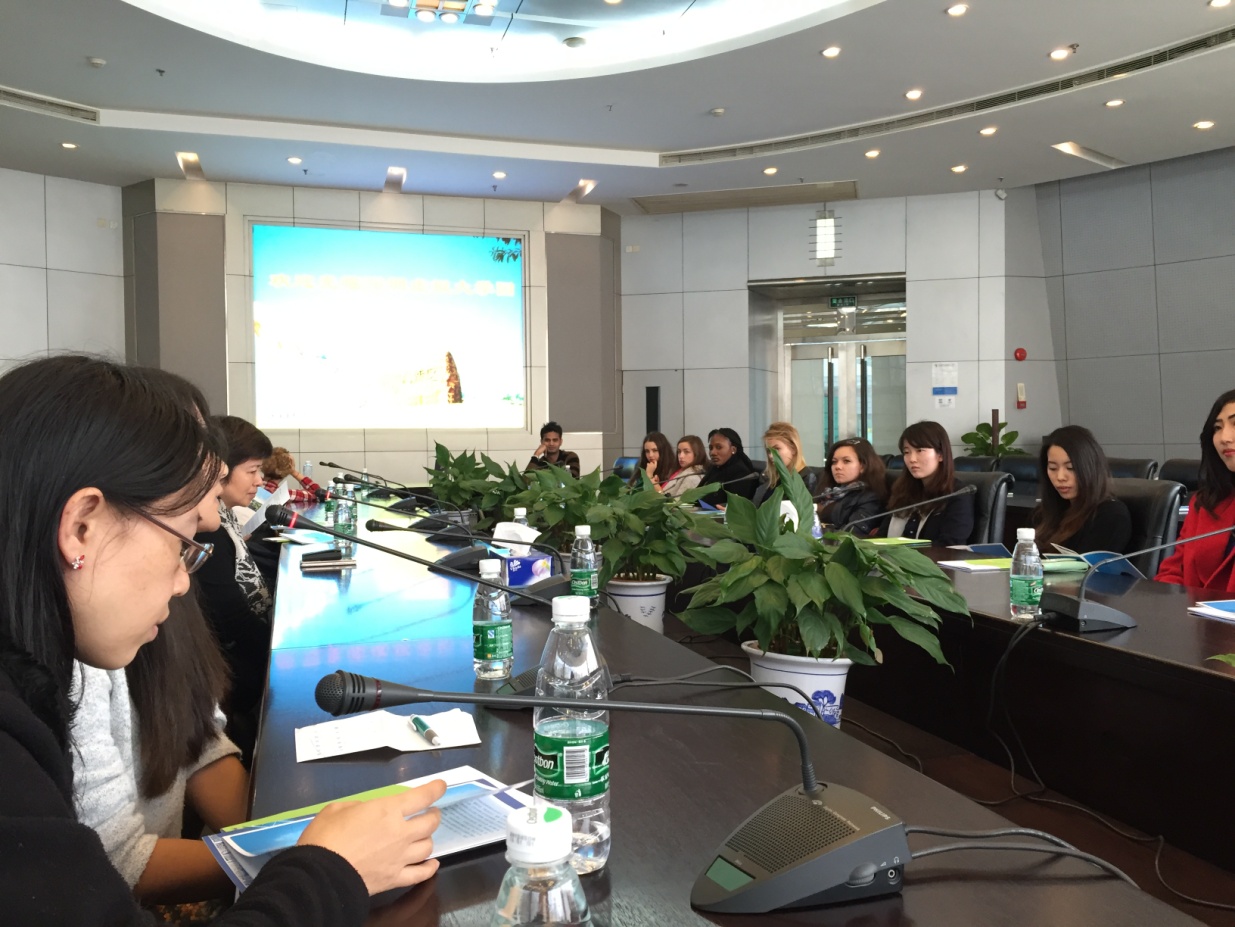 陈部长为留学生悉心讲解