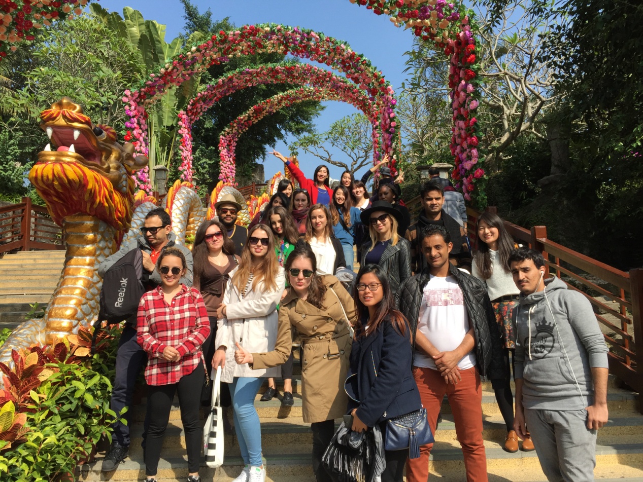 留学生在深圳锦绣中华合影留念