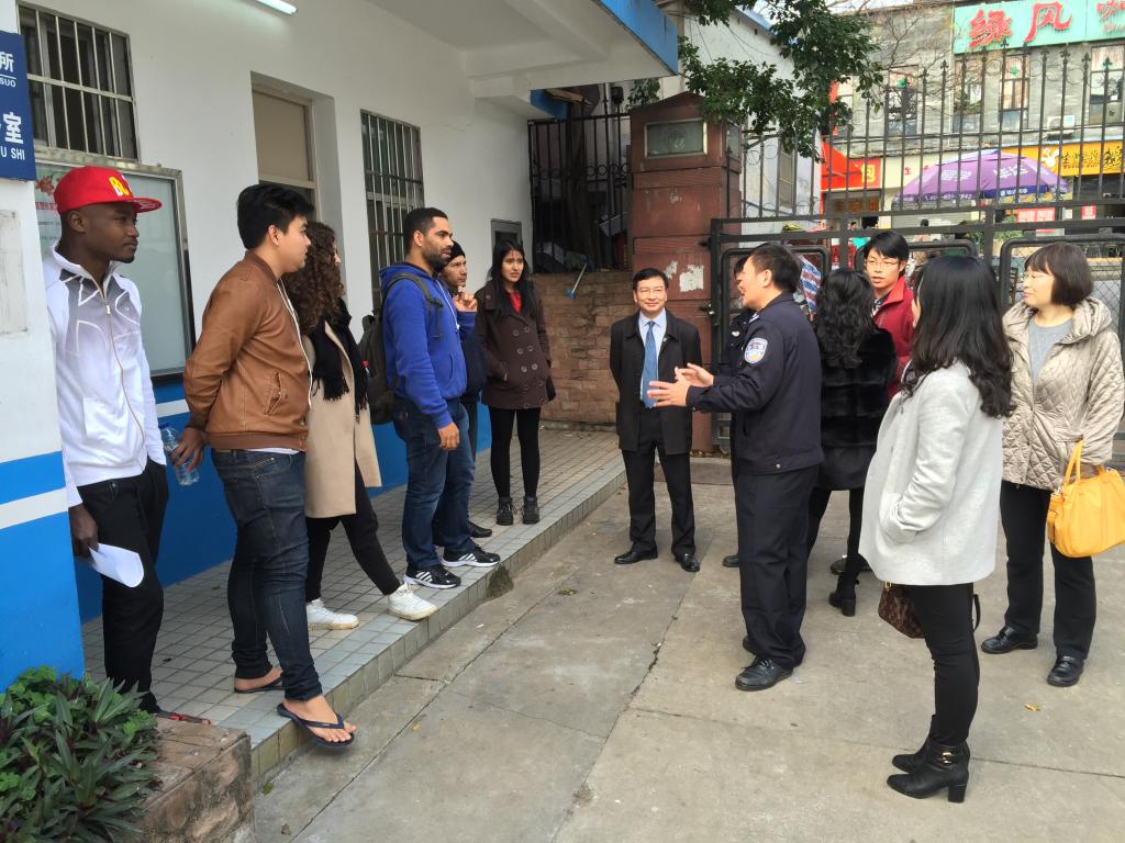 黄石派出所所长邹毅山与留学生交流