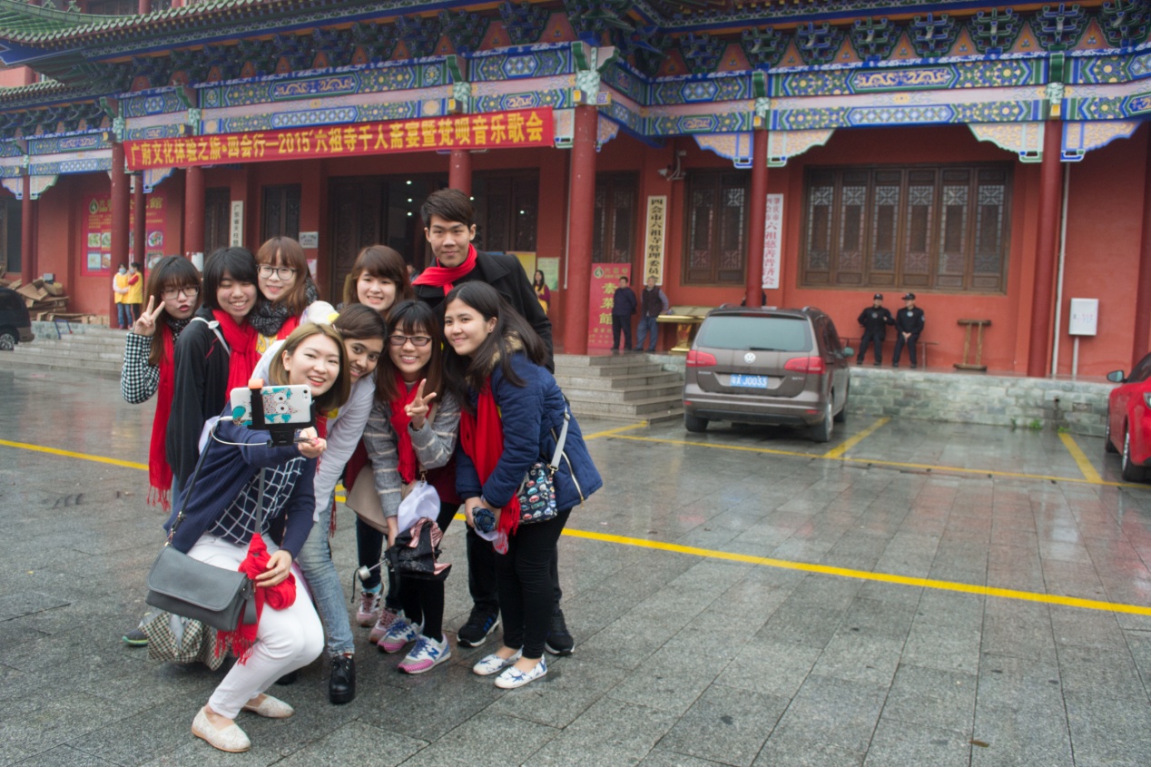 留学生们在六祖寺前合影